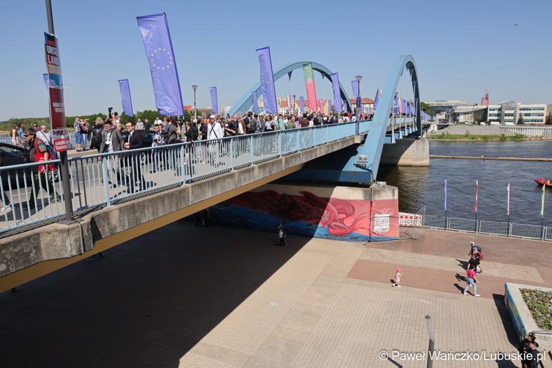 Uczestnicy obchodów 20. rocznicy wstąpienia Polski do Unii Europejskiej w Słubicach