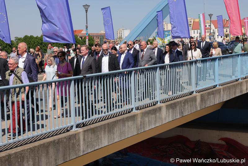 Uczestnicy obchodów 20. rocznicy wstąpienia Polski do Unii Europejskiej w Słubicach