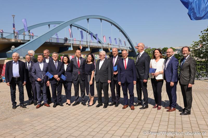 Uczestnicy obchodów 20. rocznicy wstąpienia Polski do Unii Europejskiej w Słubicach