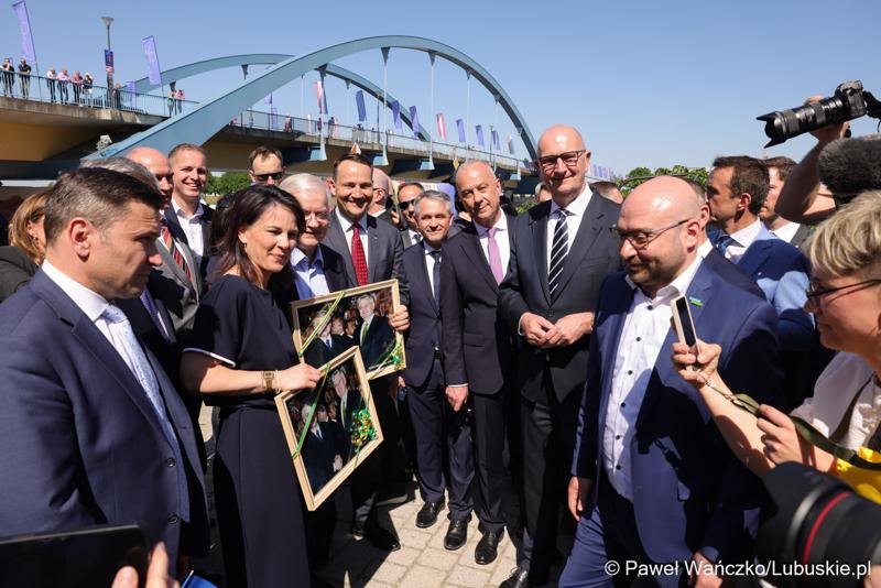 Uczestnicy obchodów 20. rocznicy wstąpienia Polski do Unii Europejskiej w Słubicach