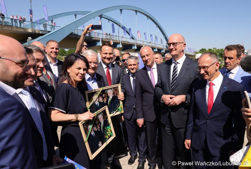 Uczestnicy obchodów 20. rocznicy wstąpienia Polski do Unii Europejskiej w Słubicach