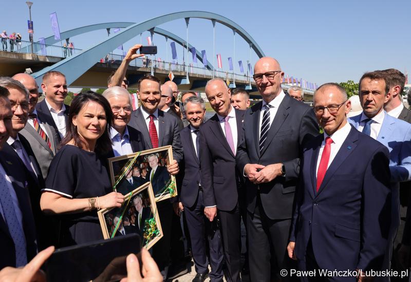 Uczestnicy obchodów 20. rocznicy wstąpienia Polski do Unii Europejskiej w Słubicach