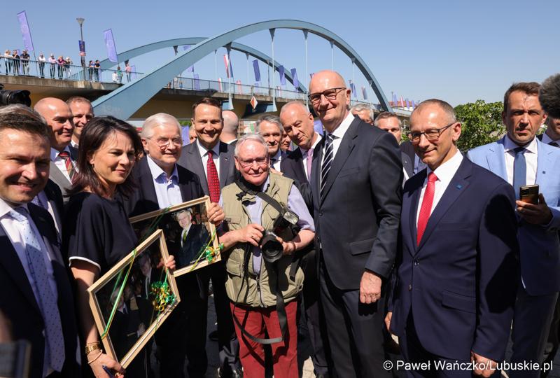 Uczestnicy obchodów 20. rocznicy wstąpienia Polski do Unii Europejskiej w Słubicach