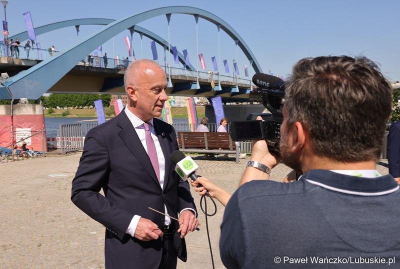 Marszałek Województwa Lubuskiego Marcin Jabłoński udziela wywiadu mediom