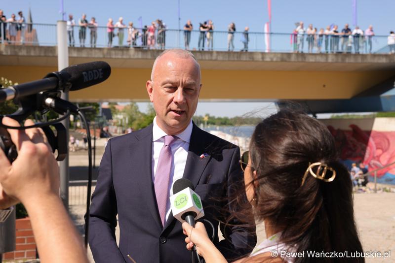 Marszałek Województwa Lubuskiego Marcin Jabłoński udziela wywiadu mediom