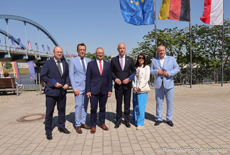 Uczestnicy obchodów 20. rocznicy wstąpienia Polski do Unii Europejskiej w Słubicach