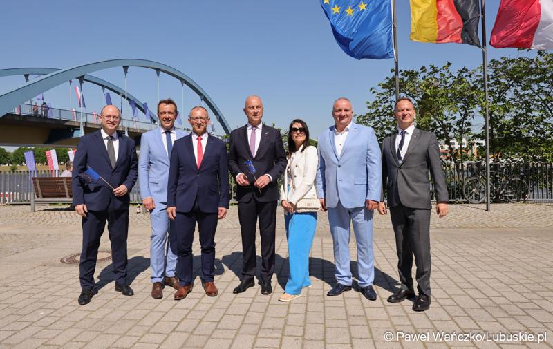 Uczestnicy obchodów 20. rocznicy wstąpienia Polski do Unii Europejskiej w Słubicach