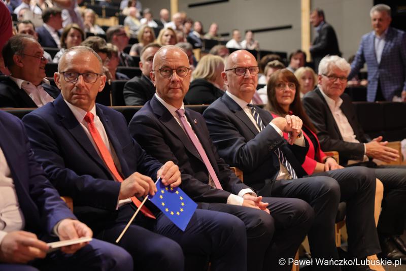 Uczestnicy koncertu z okazji obchodów 20. rocznicy wstąpienia Polski do Unii Europejskiej w Collegium Polonicum w Słubicach