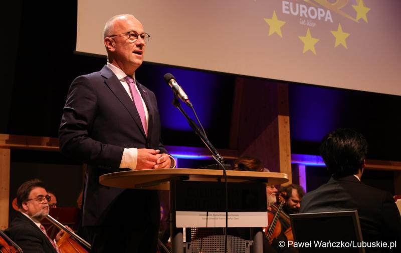 Marszałek województwa lubuskiego Marcin Jabłoński przemawia podczas koncertu z okazji obchodów 20. rocznicy wstąpienia Polski do Unii Europejskiej w Collegium Polonicum w Słubicach