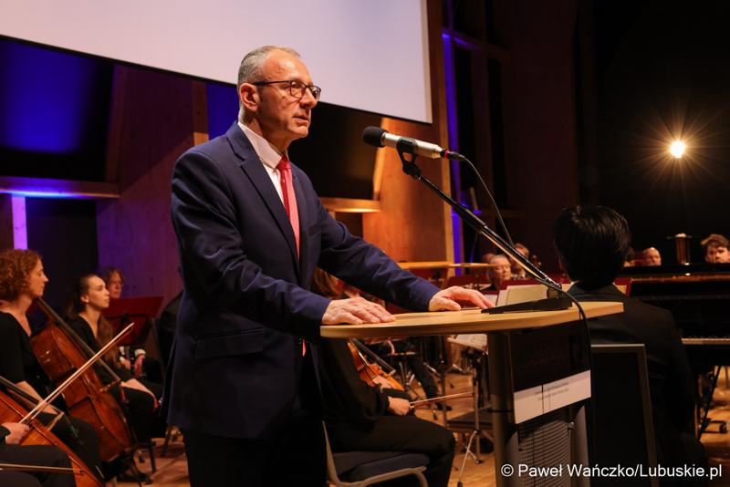 Wojewoda lubuski Marek Cebula przemawia podczas koncertu z okazji obchodów 20. rocznicy wstąpienia Polski do Unii Europejskiej w Collegium Polonicum w Słubicach