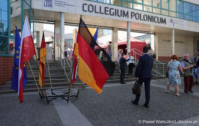 Uczestnicy obchodów 20. rocznicy wstąpienia Polski do Unii Europejskiej w Słubicach