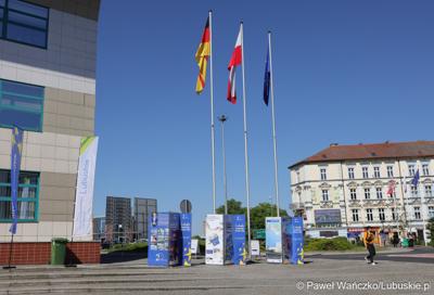 Uczestnicy obchodów 20. rocznicy wstąpienia Polski do Unii Europejskiej w Słubicach