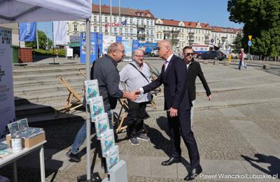 Uczestnicy obchodów 20. rocznicy wstąpienia Polski do Unii Europejskiej w Słubicach