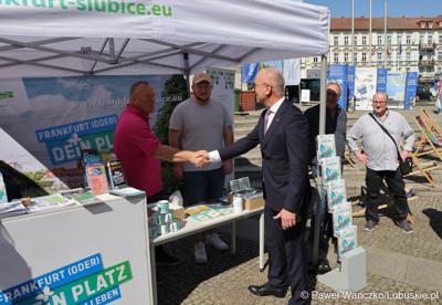 Uczestnicy obchodów 20. rocznicy wstąpienia Polski do Unii Europejskiej w Słubicach