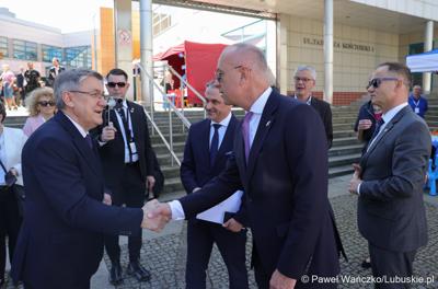 Uczestnicy obchodów 20. rocznicy wstąpienia Polski do Unii Europejskiej w Słubicach
