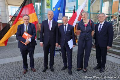 Uczestnicy obchodów 20. rocznicy wstąpienia Polski do Unii Europejskiej w Słubicach