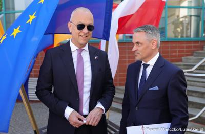 Uczestnicy obchodów 20. rocznicy wstąpienia Polski do Unii Europejskiej w Słubicach