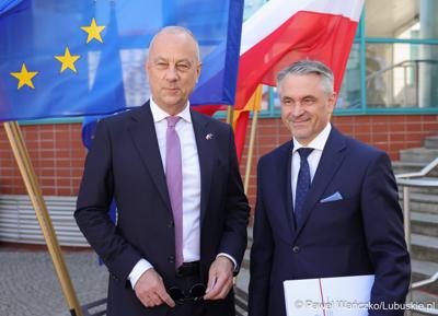 Uczestnicy obchodów 20. rocznicy wstąpienia Polski do Unii Europejskiej w Słubicach