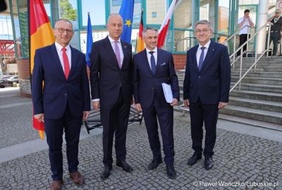 Uczestnicy obchodów 20. rocznicy wstąpienia Polski do Unii Europejskiej w Słubicach