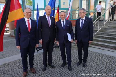 Uczestnicy obchodów 20. rocznicy wstąpienia Polski do Unii Europejskiej w Słubicach
