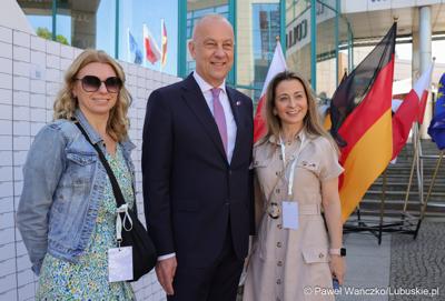 Uczestnicy obchodów 20. rocznicy wstąpienia Polski do Unii Europejskiej w Słubicach