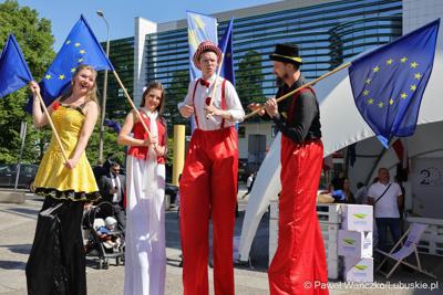 Uczestnicy obchodów 20. rocznicy wstąpienia Polski do Unii Europejskiej w Słubicach