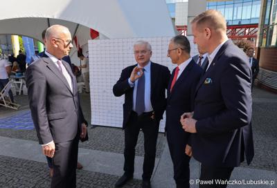 Uczestnicy obchodów 20. rocznicy wstąpienia Polski do Unii Europejskiej w Słubicach