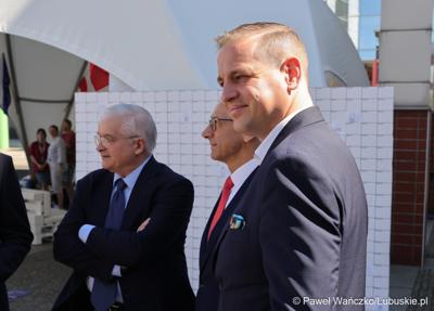 Uczestnicy obchodów 20. rocznicy wstąpienia Polski do Unii Europejskiej w Słubicach