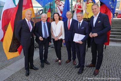 Uczestnicy obchodów 20. rocznicy wstąpienia Polski do Unii Europejskiej w Słubicach
