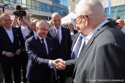 Uczestnicy obchodów 20. rocznicy wstąpienia Polski do Unii Europejskiej w Słubicach