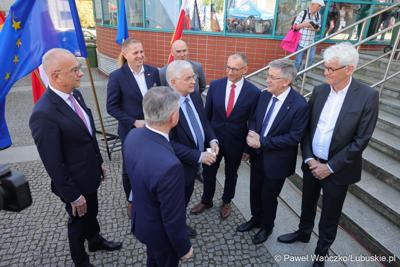 Uczestnicy obchodów 20. rocznicy wstąpienia Polski do Unii Europejskiej w Słubicach
