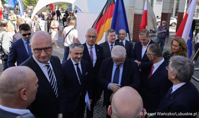 Uczestnicy obchodów 20. rocznicy wstąpienia Polski do Unii Europejskiej w Słubicach