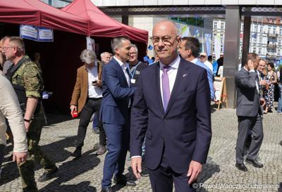 Uczestnicy obchodów 20. rocznicy wstąpienia Polski do Unii Europejskiej w Słubicach