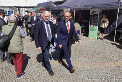 Uczestnicy obchodów 20. rocznicy wstąpienia Polski do Unii Europejskiej w Słubicach