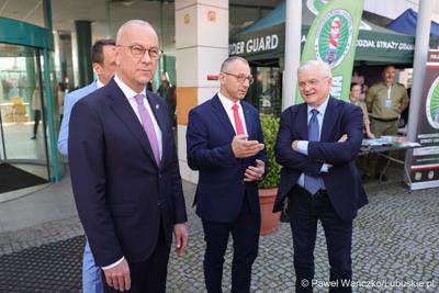 Uczestnicy obchodów 20. rocznicy wstąpienia Polski do Unii Europejskiej w Słubicach