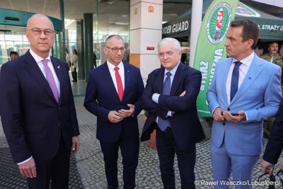 Uczestnicy obchodów 20. rocznicy wstąpienia Polski do Unii Europejskiej w Słubicach
