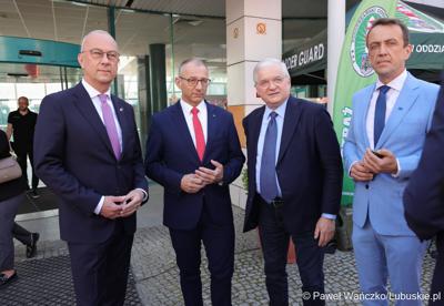 Uczestnicy obchodów 20. rocznicy wstąpienia Polski do Unii Europejskiej w Słubicach