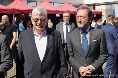 Były minister spraw zagranicznych Niemiec Joseph Martin Fischer (z lewej)