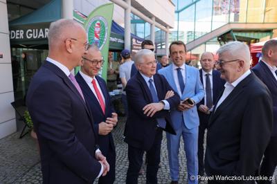 Uczestnicy obchodów 20. rocznicy wstąpienia Polski do Unii Europejskiej w Słubicach