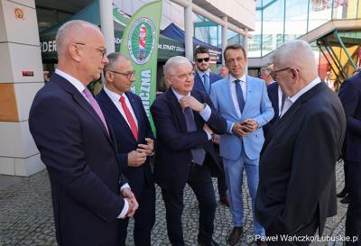 Uczestnicy obchodów 20. rocznicy wstąpienia Polski do Unii Europejskiej w Słubicach