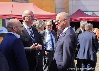 Uczestnicy obchodów 20. rocznicy wstąpienia Polski do Unii Europejskiej w Słubicach