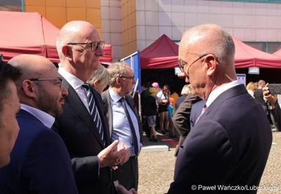 Uczestnicy obchodów 20. rocznicy wstąpienia Polski do Unii Europejskiej w Słubicach