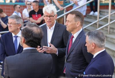 Uczestnicy obchodów 20. rocznicy wstąpienia Polski do Unii Europejskiej w Słubicach