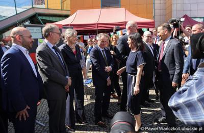 Uczestnicy obchodów 20. rocznicy wstąpienia Polski do Unii Europejskiej w Słubicach
