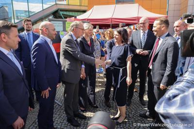 Uczestnicy obchodów 20. rocznicy wstąpienia Polski do Unii Europejskiej w Słubicach