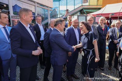 Uczestnicy obchodów 20. rocznicy wstąpienia Polski do Unii Europejskiej w Słubicach
