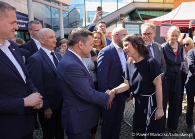 Uczestnicy obchodów 20. rocznicy wstąpienia Polski do Unii Europejskiej w Słubicach