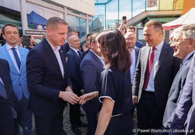 Uczestnicy obchodów 20. rocznicy wstąpienia Polski do Unii Europejskiej w Słubicach