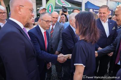 Uczestnicy obchodów 20. rocznicy wstąpienia Polski do Unii Europejskiej w Słubicach