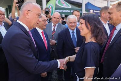 Uczestnicy obchodów 20. rocznicy wstąpienia Polski do Unii Europejskiej w Słubicach